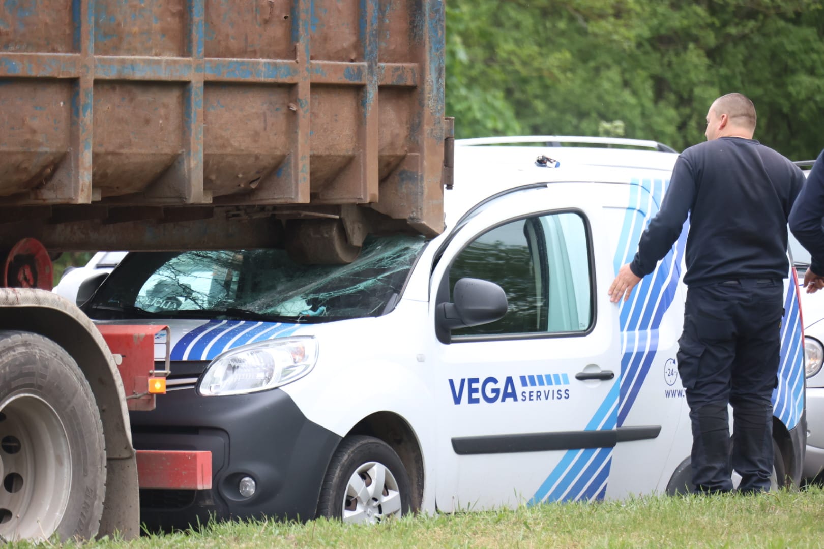 Ieviesta skaidrība par sešu auto sadursmi Brīvības ielā. Vainīgs putns un neuzmanība