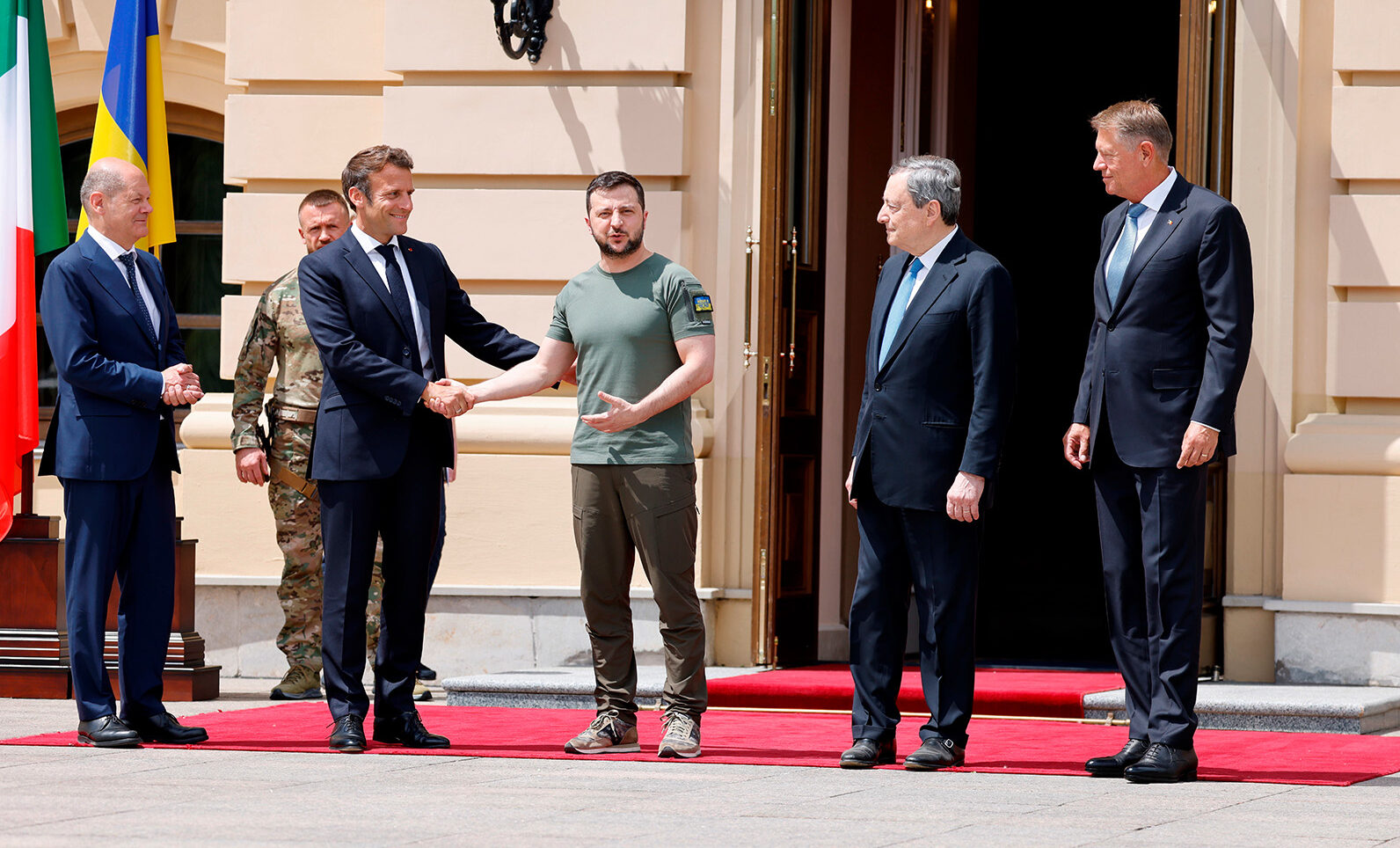Nedēļas politikas apskats: Kas parādīs, kā tikt pāri grūtībām?