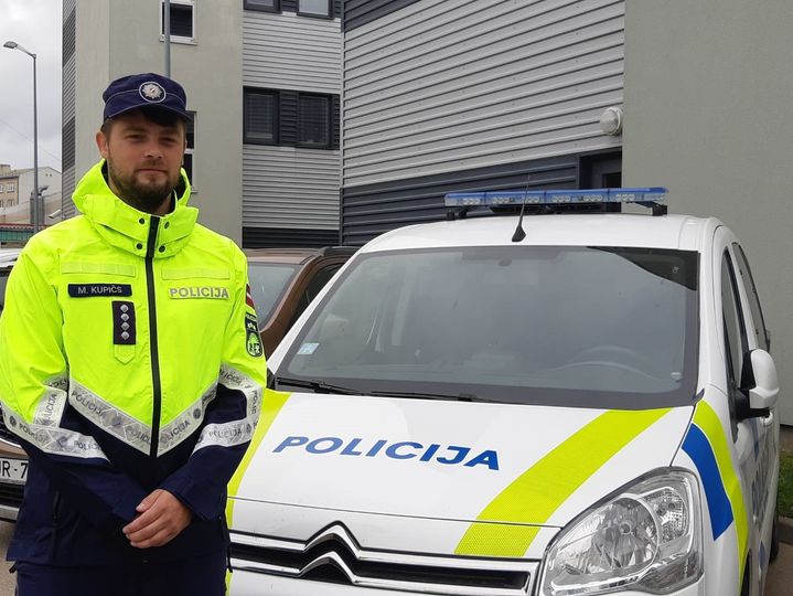 Puikam nozagto basketbola bumbu policists kompensē ar savu personīgo