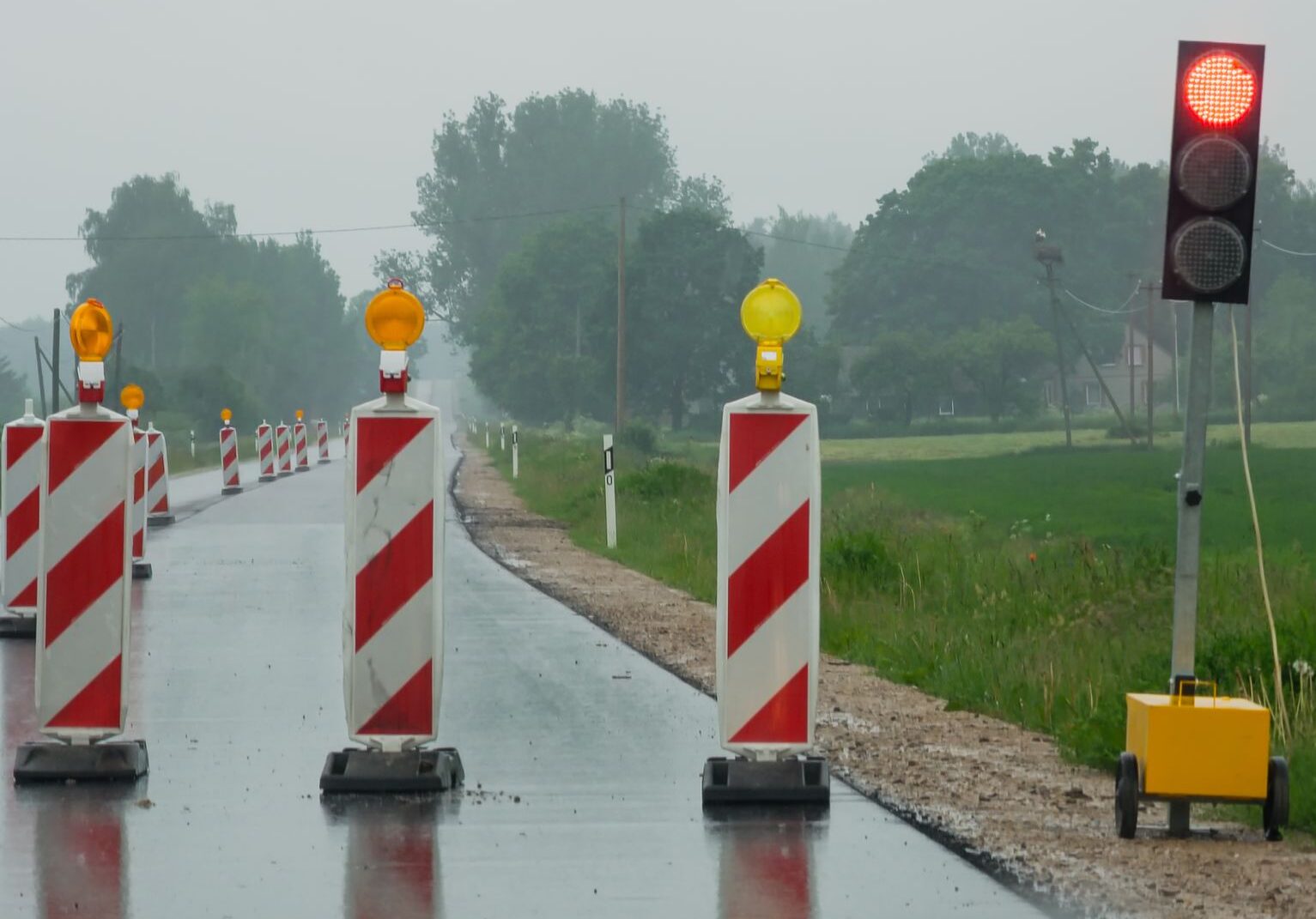 LVC aicina neiebraukt reversās kustības posmos pie sarkanās gaismas ceļu būvdarbu zonās