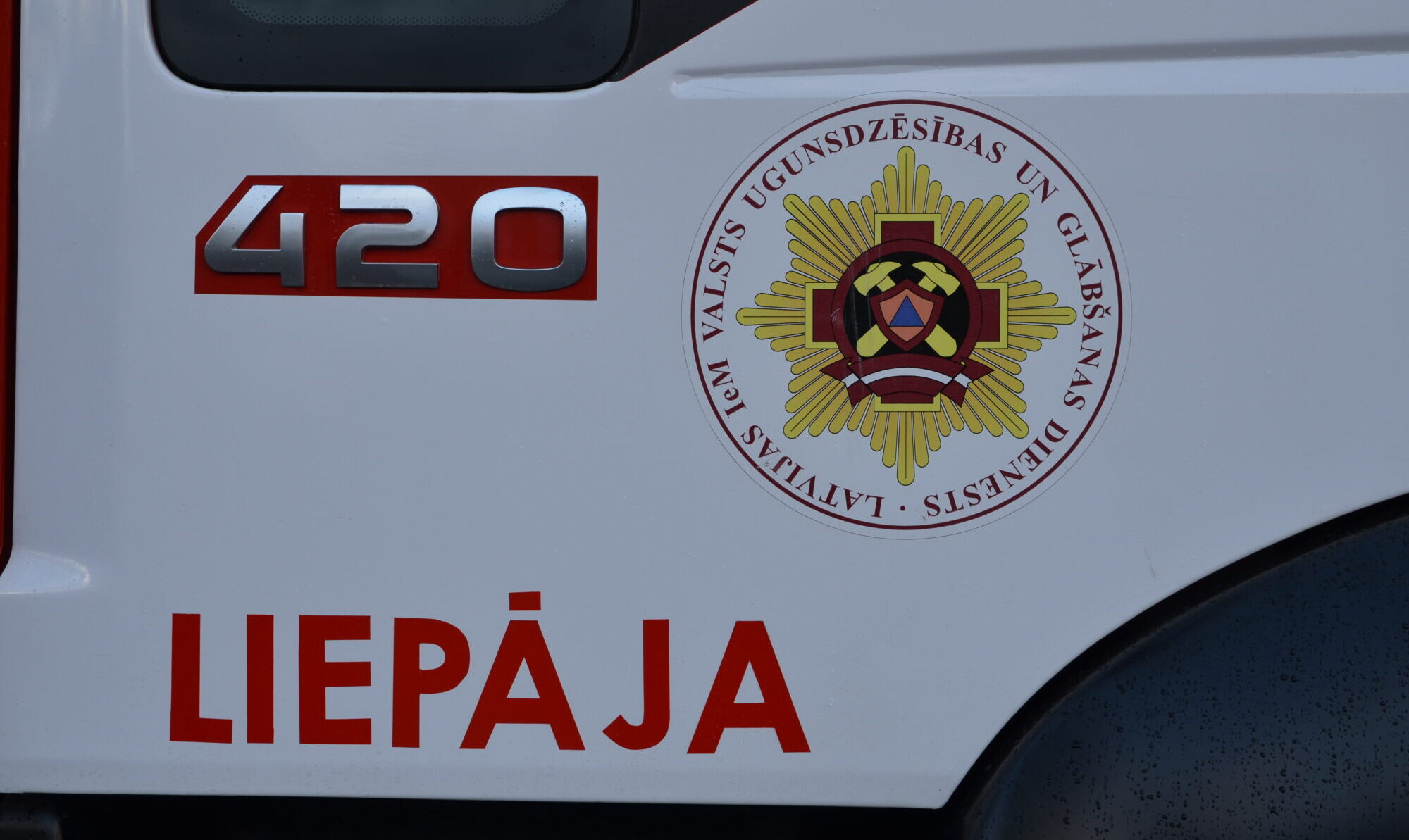 Ugunsdzēsējiem nemierīga nakts – deg vadi un šķūnis