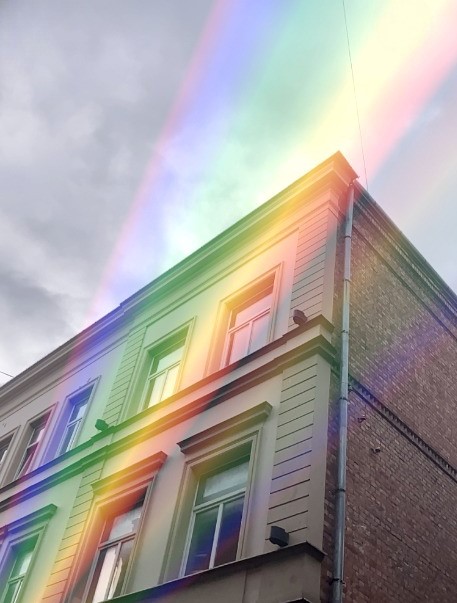 Virs Liepājas vērojama digitālā skulptūra “Polārā varavīksne”