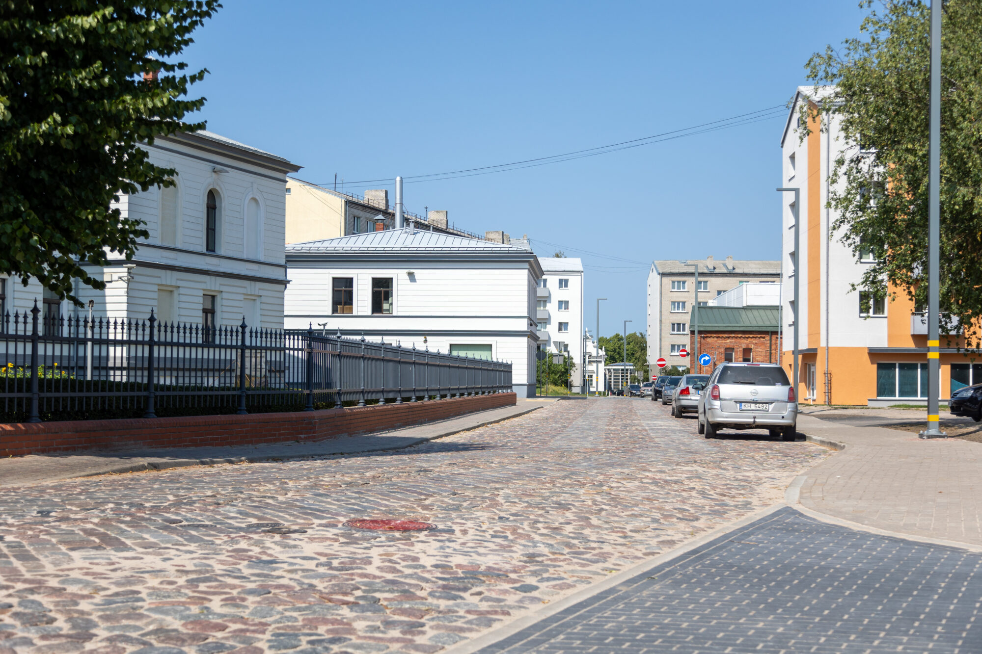 Pārbūvētā Skolas iela atvērta satiksmei, stāvlaukumu pretī teātrim drīzumā nodos ekspluatācijā