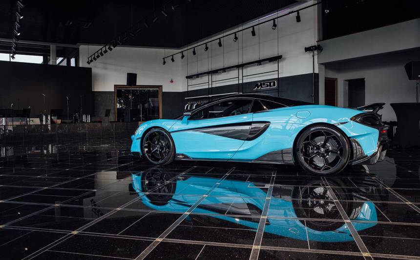 Piedraudot ar ieroci, vīrietis Rīgas autosalonā pieprasījis uz viņa vārda pārrakstīt “McLaren” automašīnu