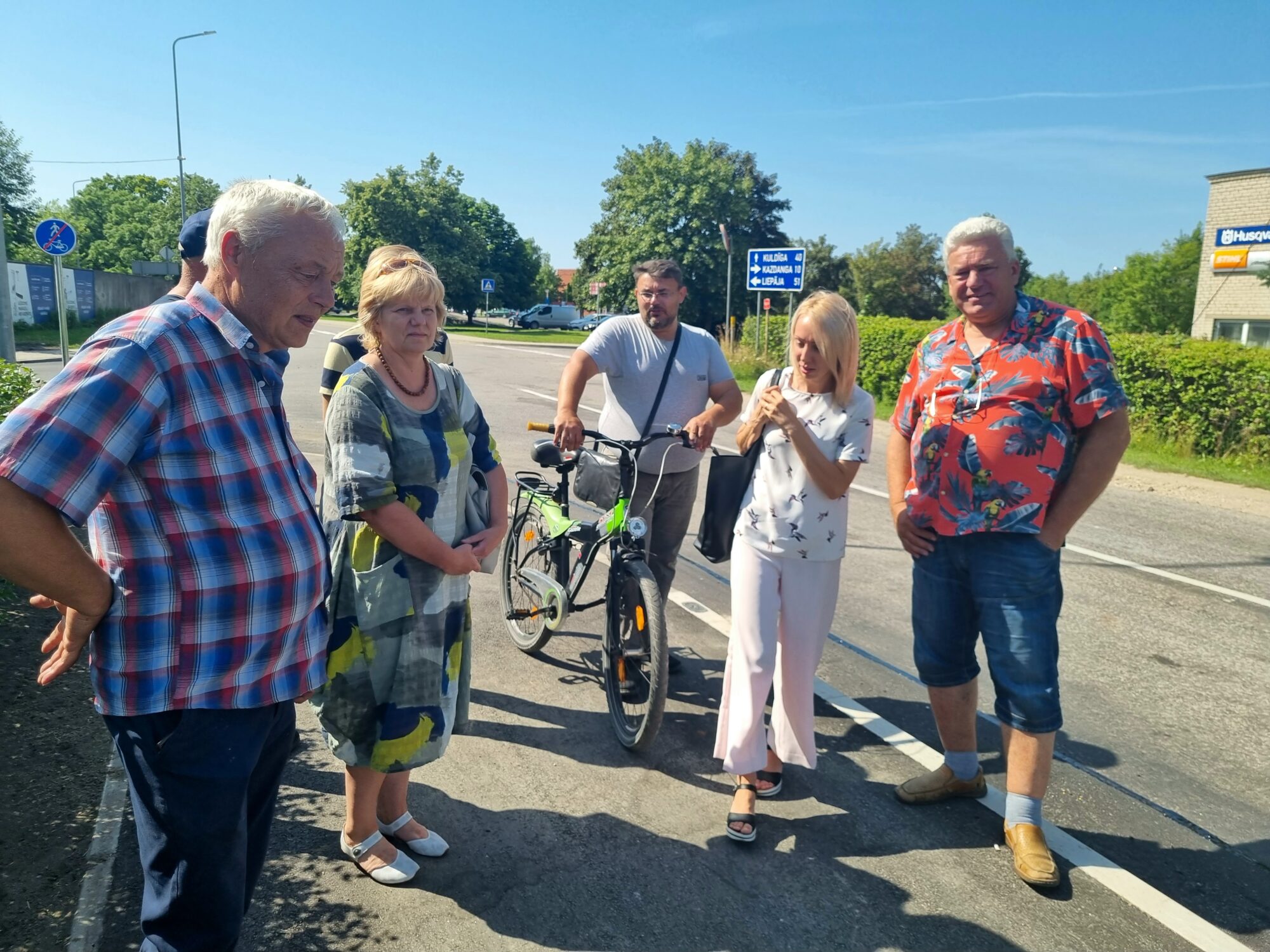 Aizputē atklāts gājēju un velobraucēju ceļš