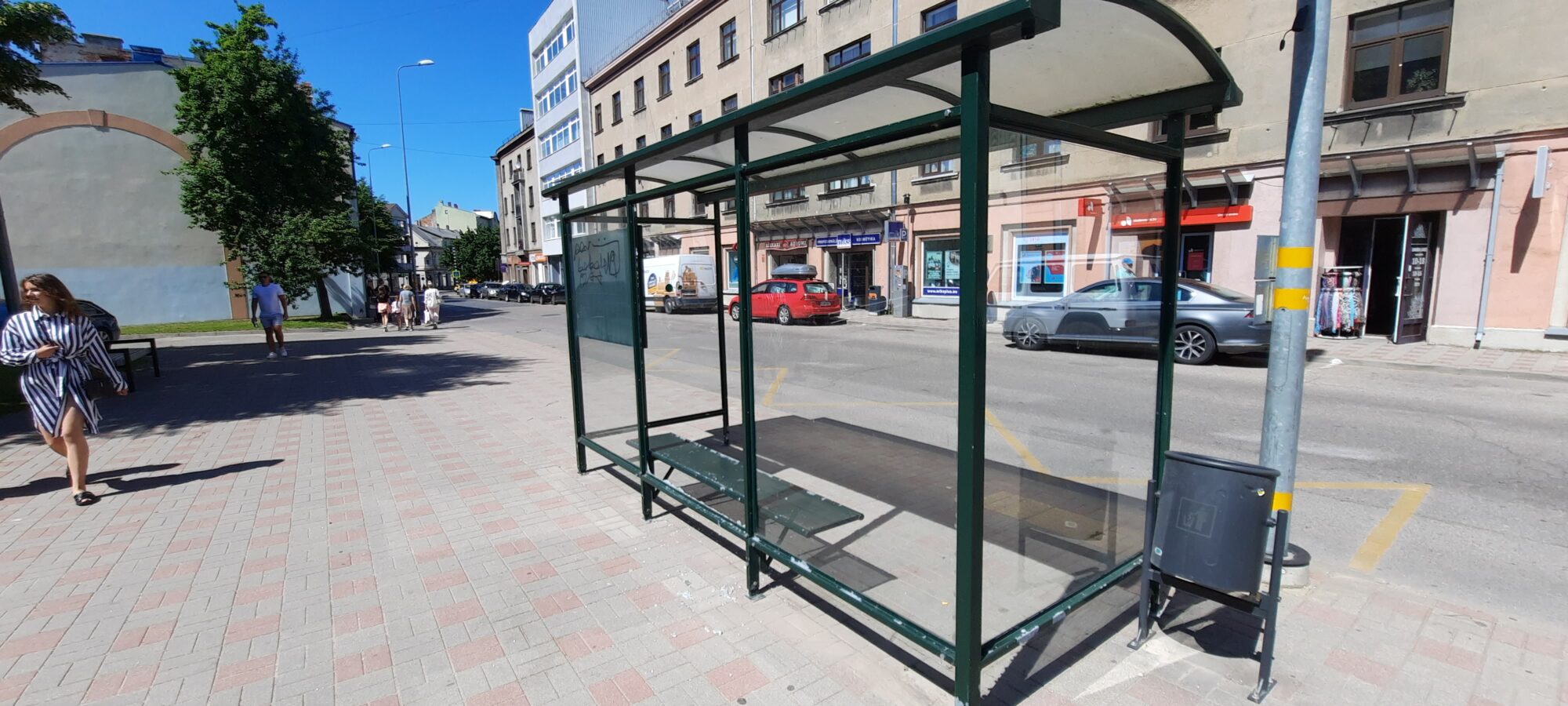 Nezināmi vandaļi demolē sabiedriskā transporta pieturvietas