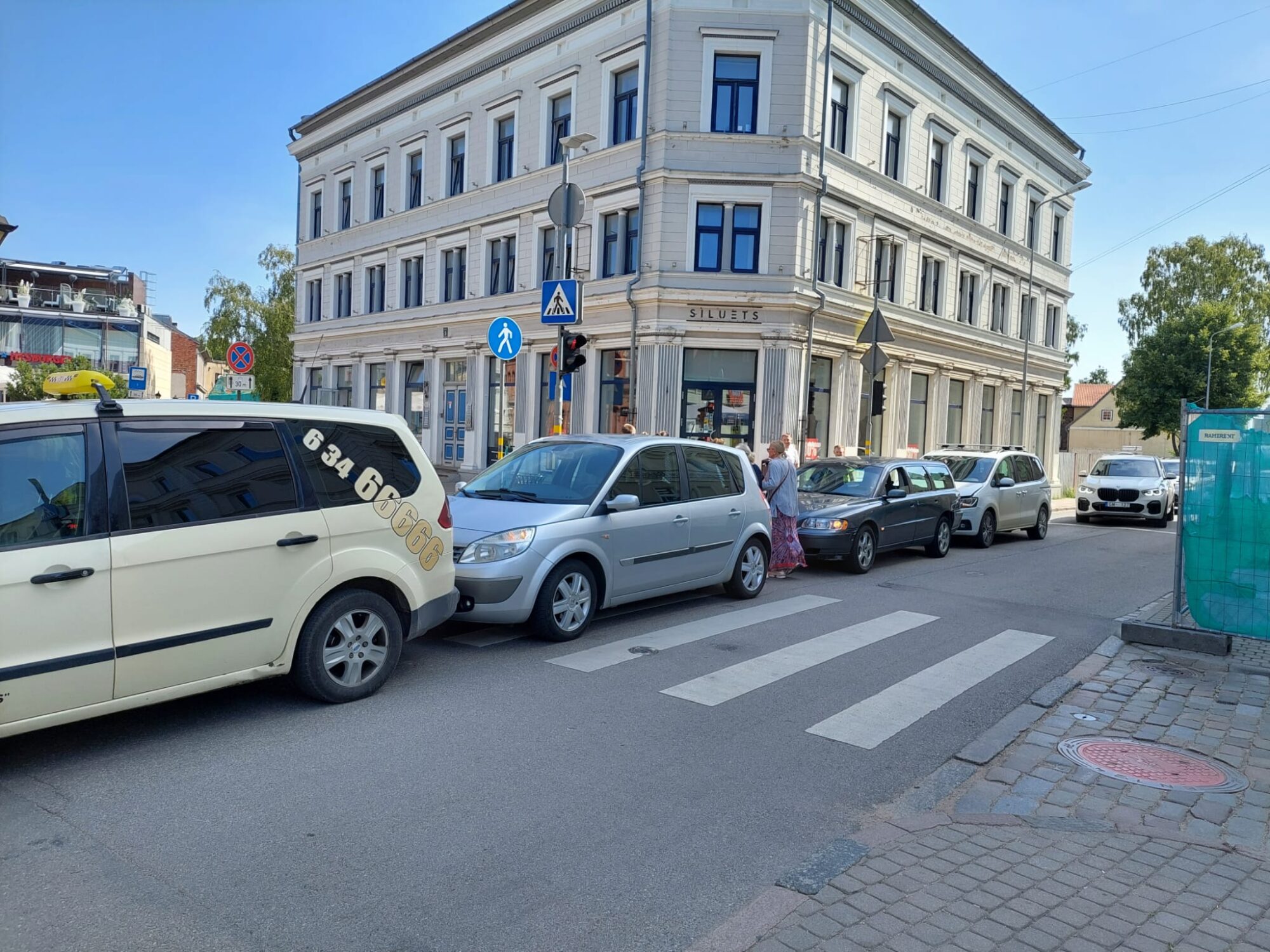 Kungu ielā neievēro distanci, sastumj un apskādē četrus auto