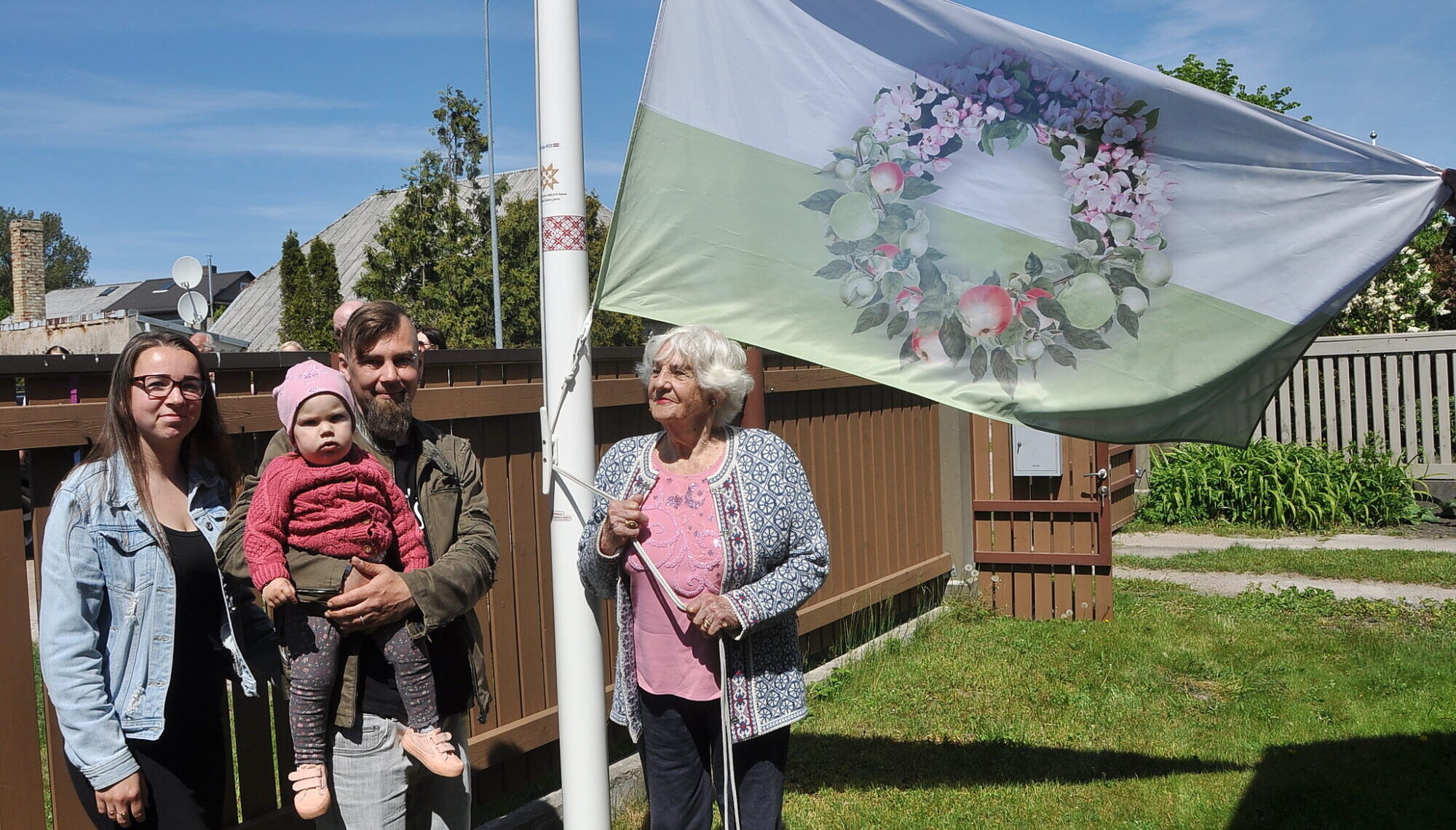 Ābeļu ielas iedzīvotāji radoši darbojas un kopā svin svētkus