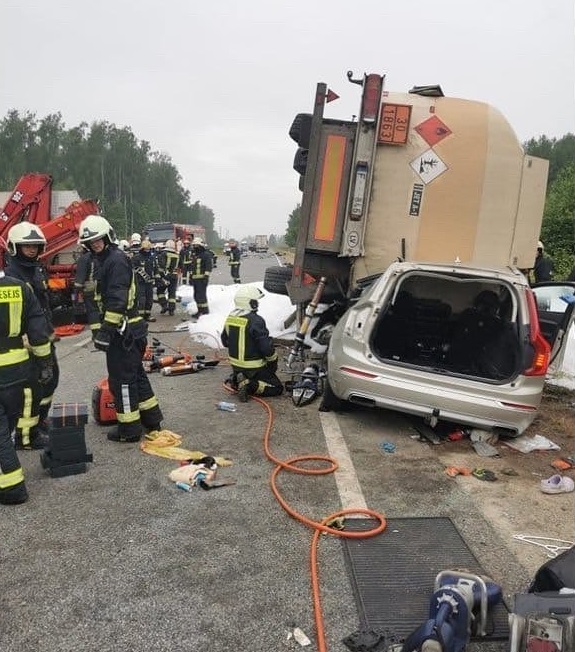 Valsts policija aicina atsaukties aculieciniekus ceļu satiksmes negadījumam uz autoceļa Rīga-Liepāja