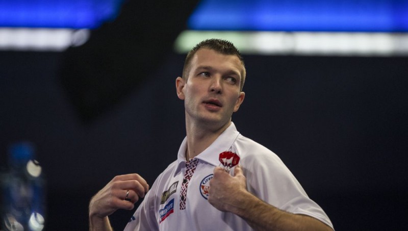 Čempioni pabiedēt neizdodas: Razma ”World Matchplay” debijā zaudē Raitam