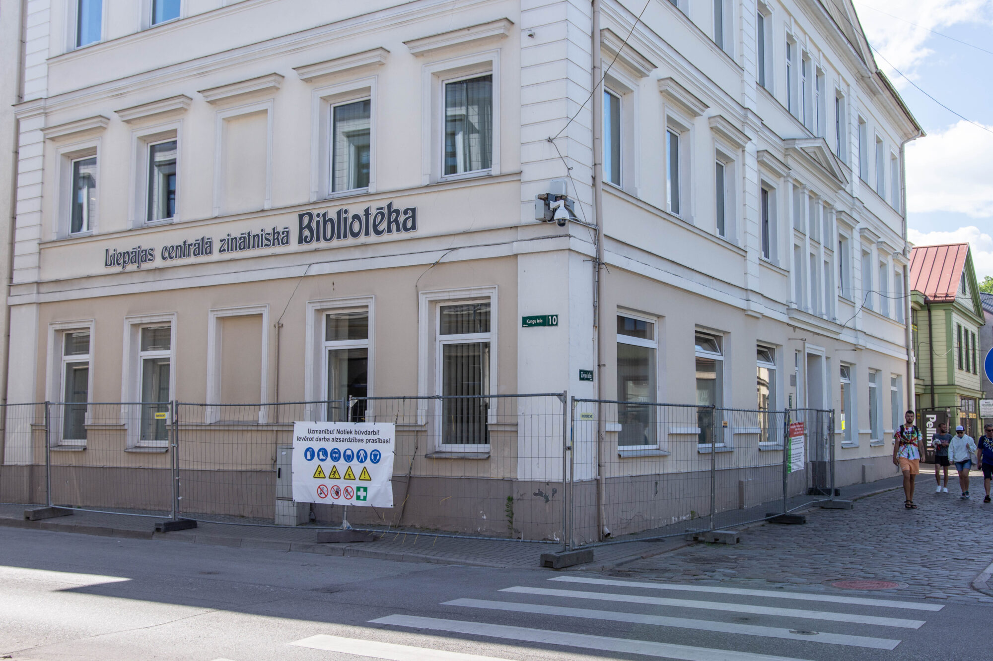 Sāk savest kārtībā zinātniskās bibliotēkas pagrabstāvu