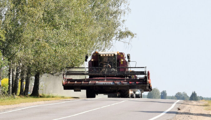 Ražas novākšanas laikā uz ceļiem jārēķinās ar lielāku lielgabarīta tehnikas klātbūtni