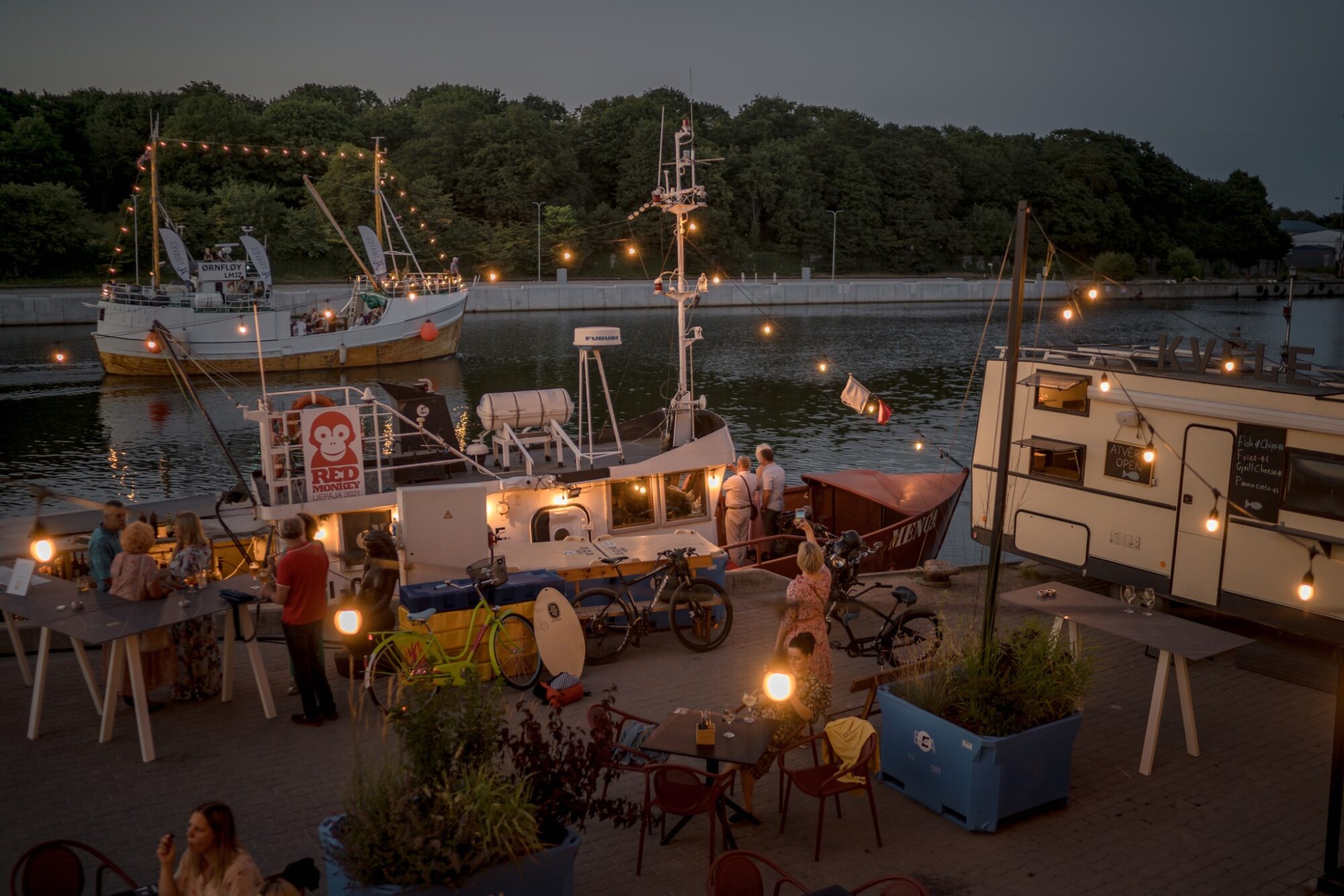 Pop-Up bārs “Red Monkey Liepāja” aicina uz vasaras sezonas noslēguma pasākumu ciklu “Rock the Boat”