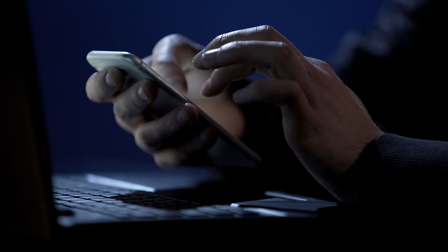 Telefonkrāpnieki uzdodas par mobilo sakaru operatoriem