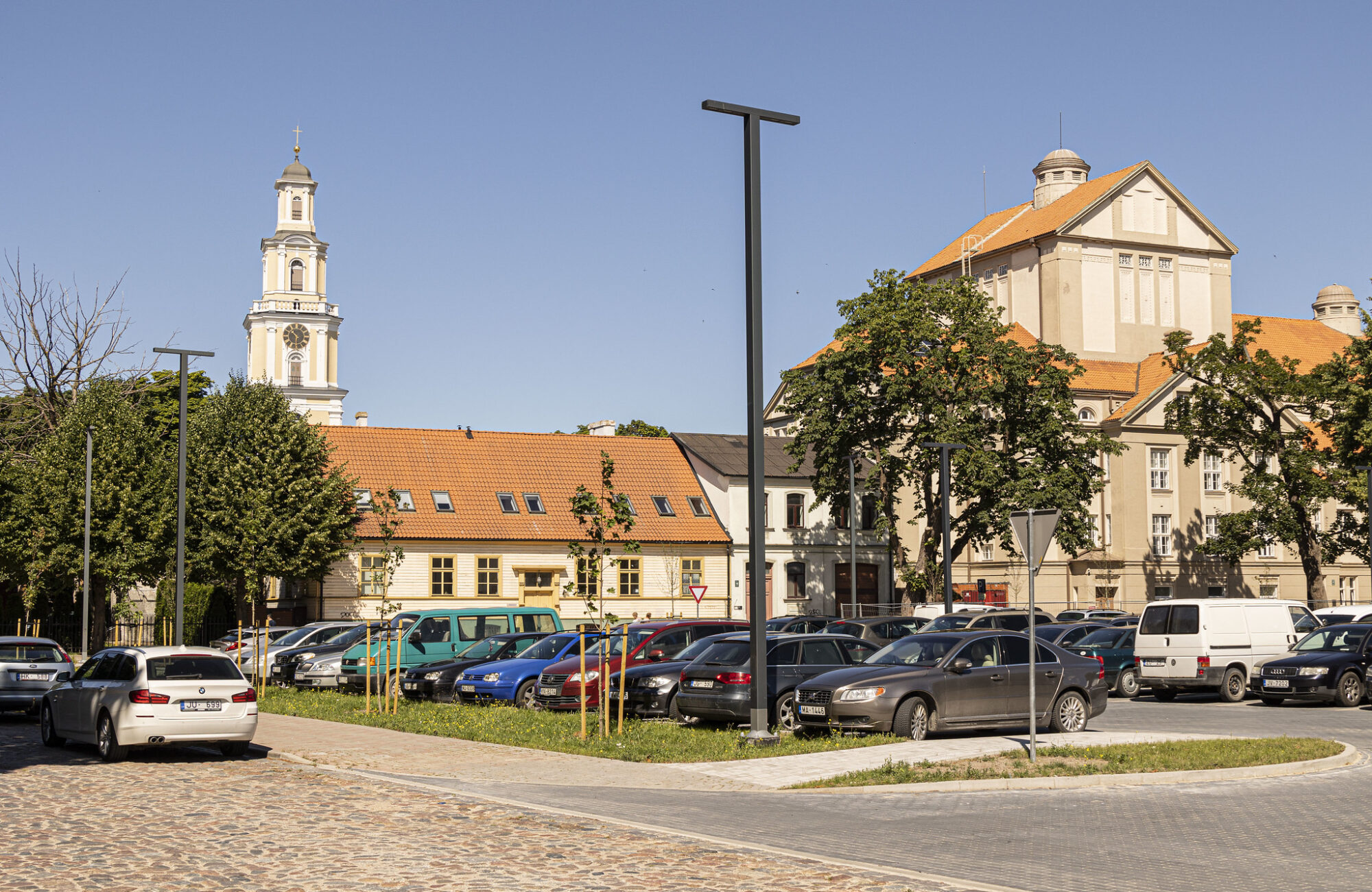Liepājā pārbūvēta Skolas iela un izveidots stāvlaukums iepretim teātrim