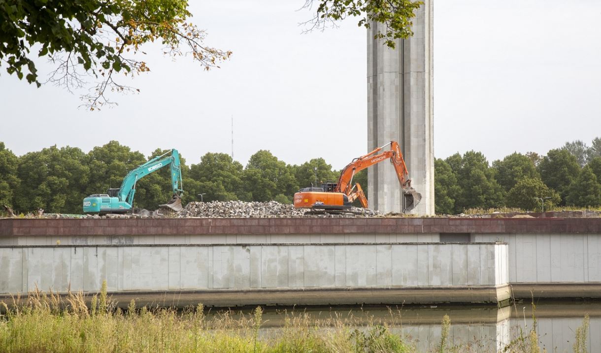 Sāksies Uzvaras parkā esošā pieminekļa pēdējā elementa – obeliska – demontāža