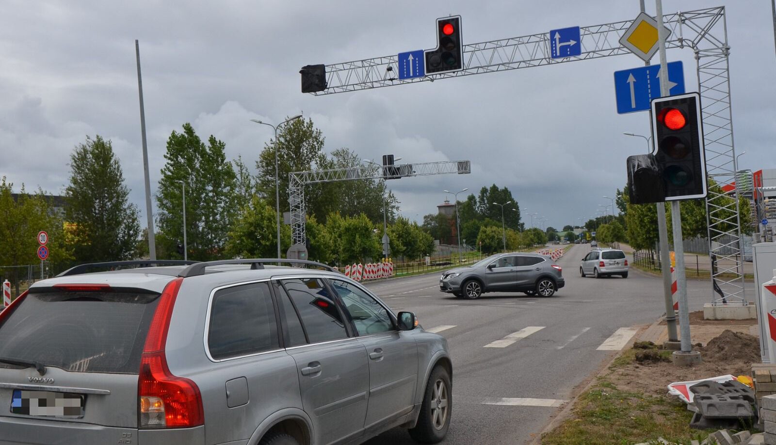 Luksofori pacelti, Parka un Tirgus ielas krustojumu vēl pārbūvē