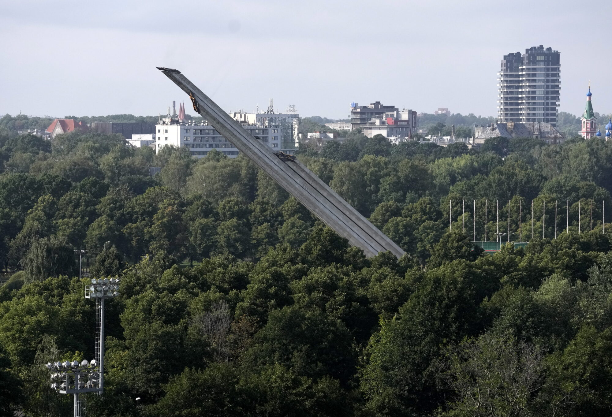 Video: Ovāciju pavadībā Rīgā nogāzts Baltijā lielākais padomju piemineklis