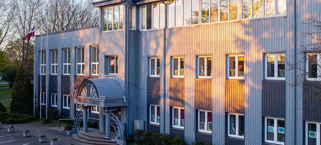 Ieceļ jaunu direktori trīs Grobiņas izglītības iestādēm