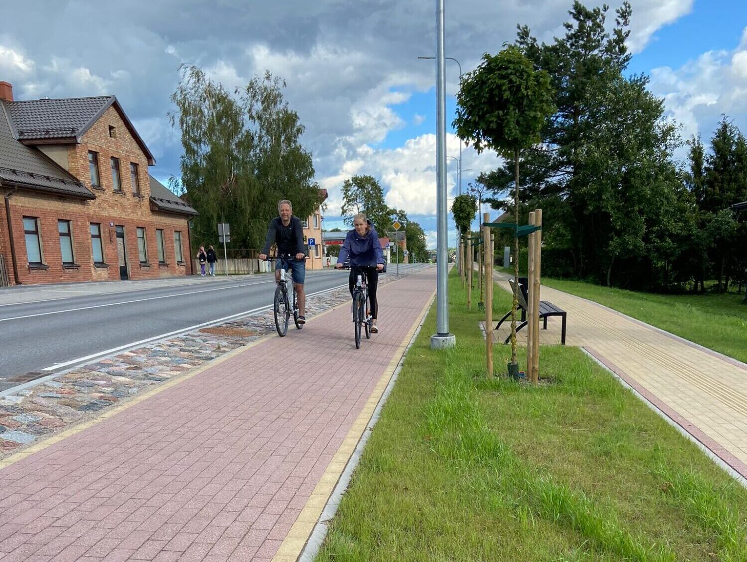 Velosipēdists uz ceļa. Autovadītāji iecietīgi, gājēji – neprognozējami