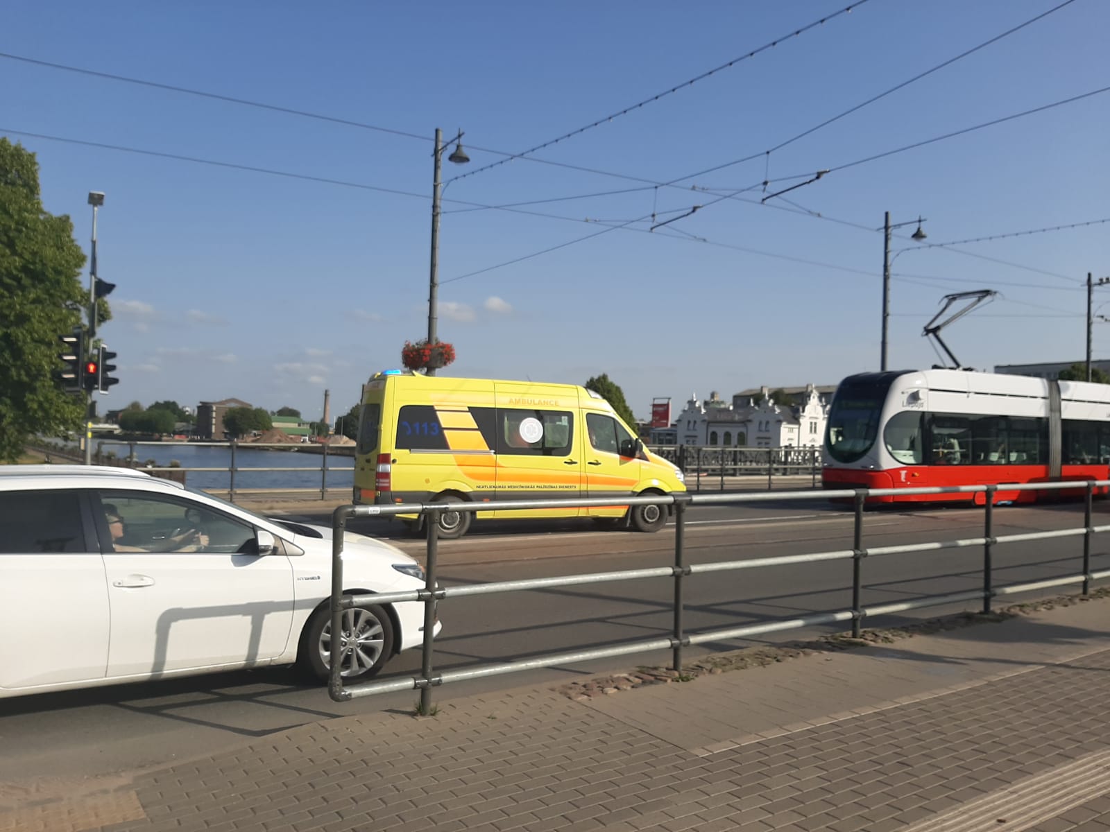 Negadījums pie Tramvaja tilta, cieš sieviete, kavējas satiksme