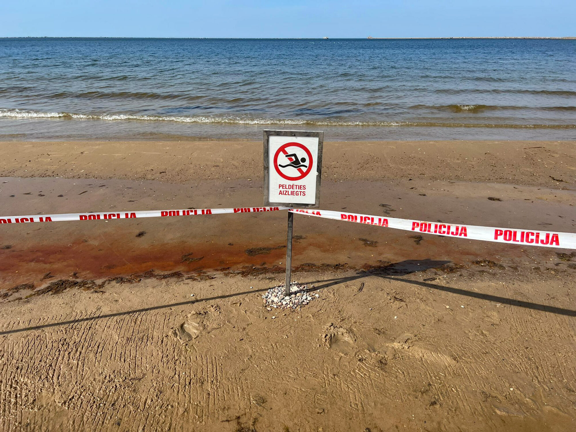 Pie Ziemeļu mola sieviete ūdenī savainojusi kāju