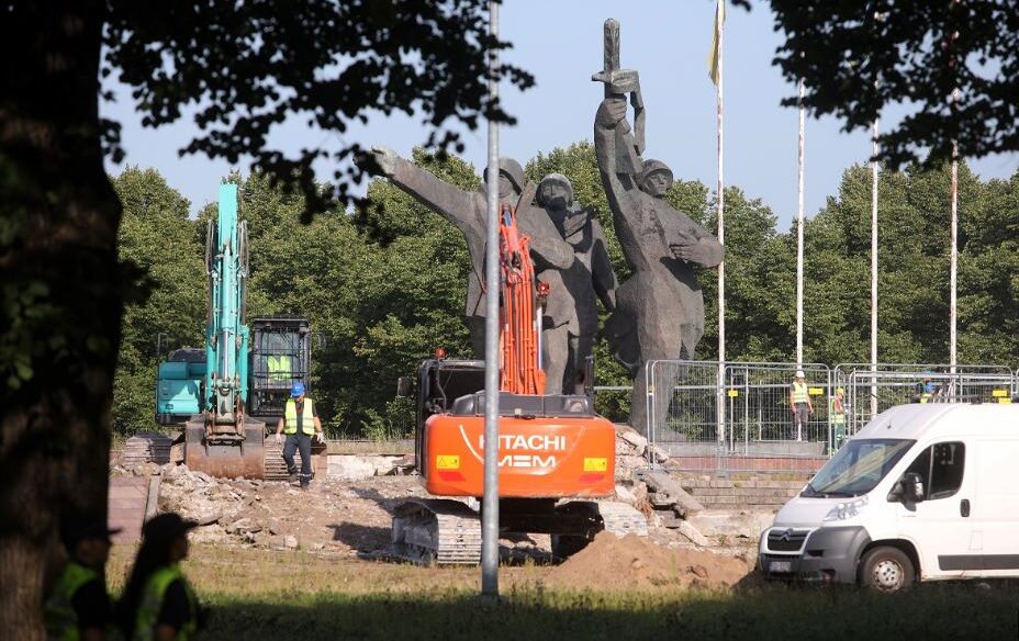 Sākusies Uzvaras parkā esošā pieminekļa postamenta demontāža