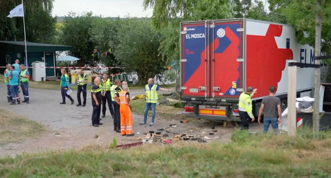 Kravas automašīnai ietriecoties cilvēku pūlī, Nīderlandē seši bojāgājušie