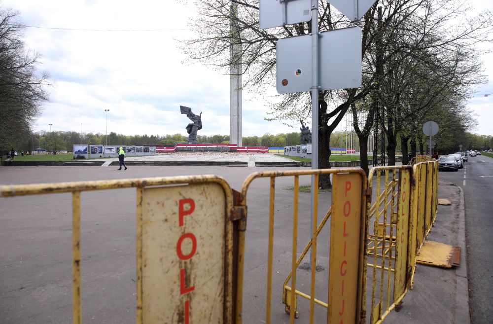 Sākta pieminekļa demontāžas laukuma iekārtošana Uzvaras parka teritorijā