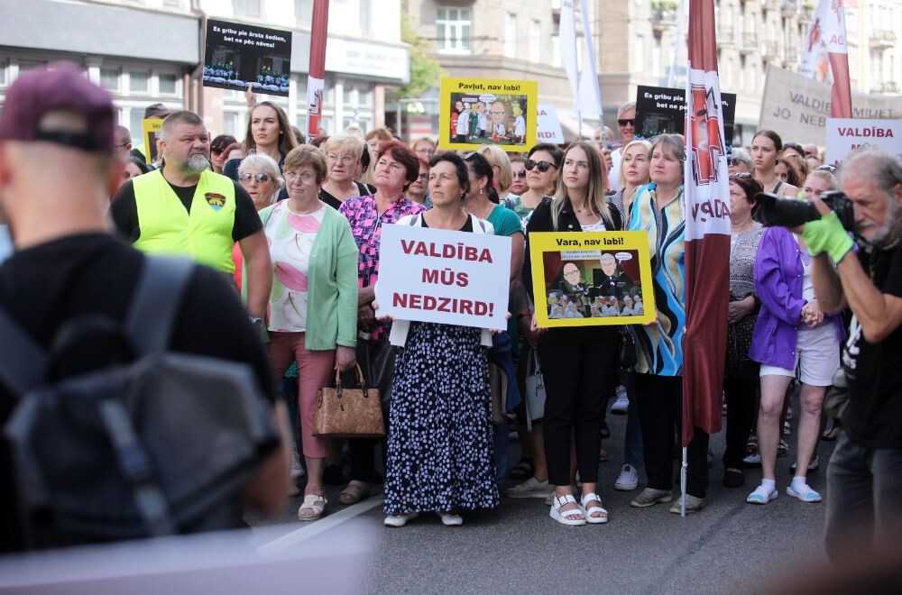 Mediķu arodbiedrības protesta akcijā pie valdības nama pulcējas ap 500 cilvēku