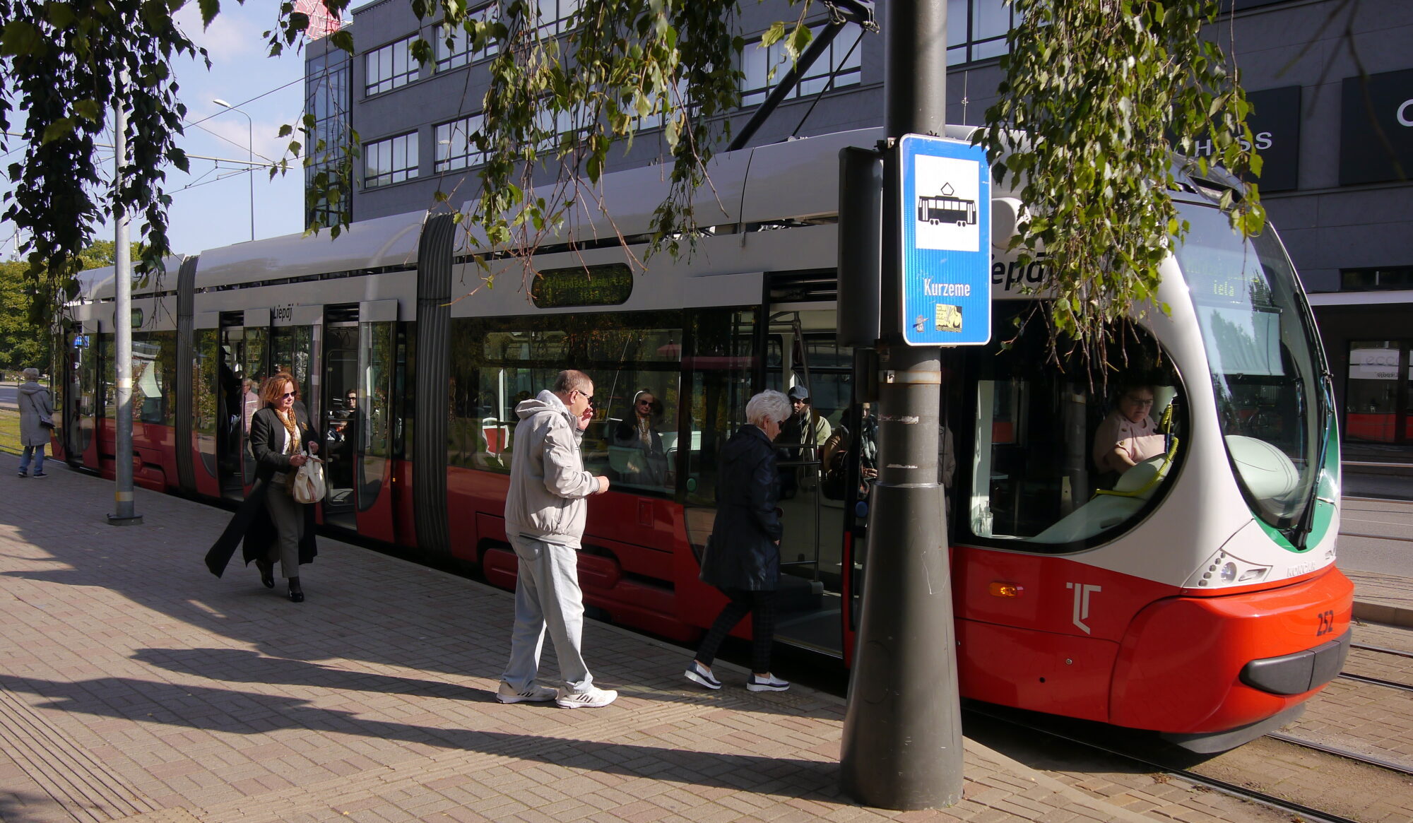 Samazinot tramvaja un autobusu reisus, ietaupīs pusmiljonu