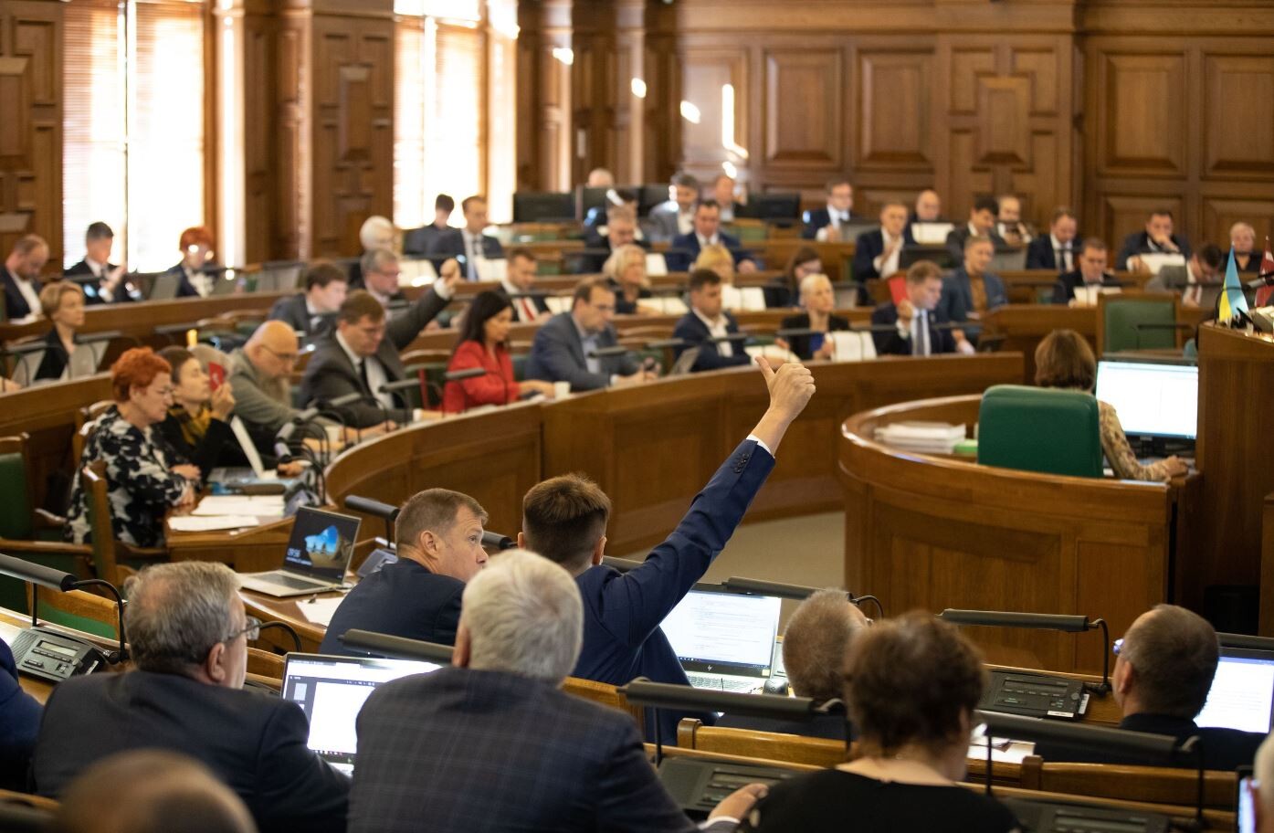 Saeimā pieņem likumu par pakāpenisku pāreju uz mācībām tikai valsts valodā