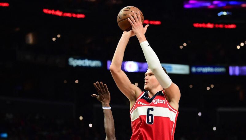 Porziņģim spilgts danks, “Wizards” pārbaudes spēlē zaudē čempionei