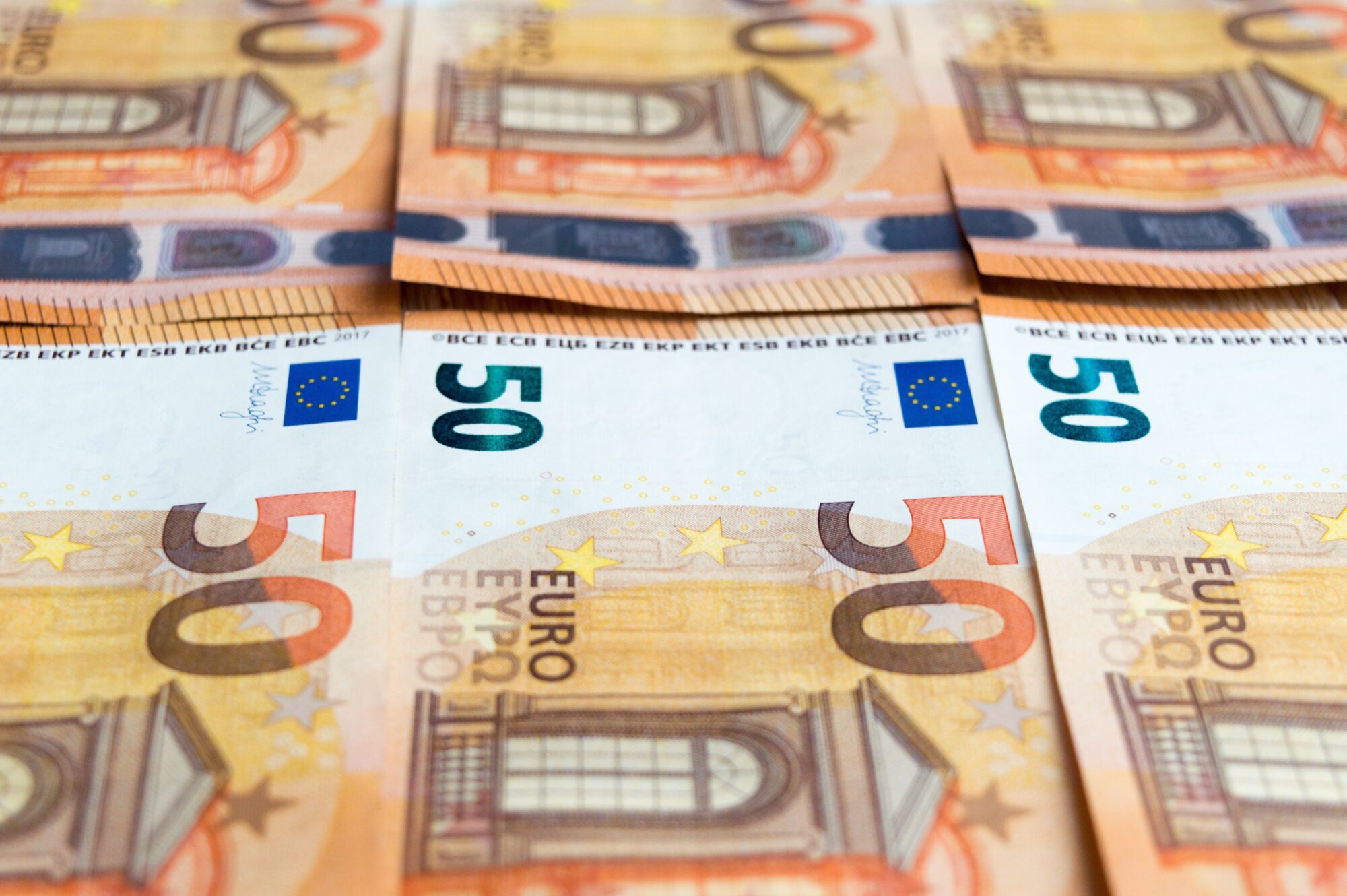 Eiro vērtība atkal pārsniedz paritāti pret dolāru