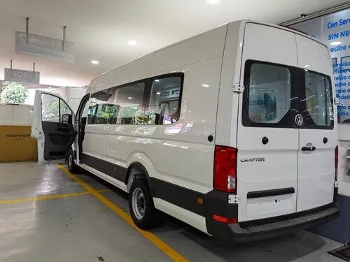 Dienvidkurzemes novada busiņš saduras ar smago auto un rodas grāvī uz jumta