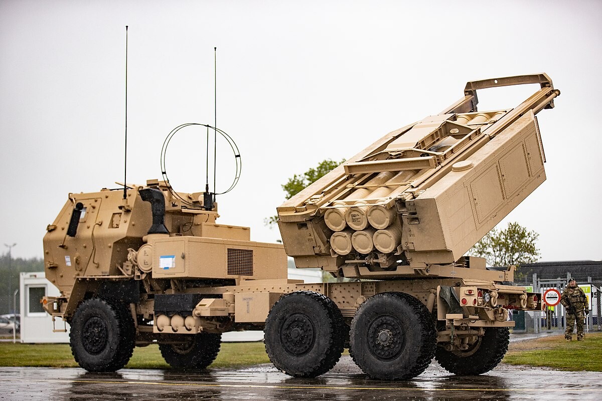 Ar HIMARS raķešu sistēmu Šķēdes militārajā poligonā šaus pa mērķi Baltijas jūras ūdeņos