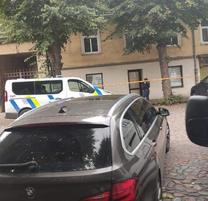 Liepājā nepilngadīga tehnikuma audzēkne sadur skolotāju; sākts kriminālprocess