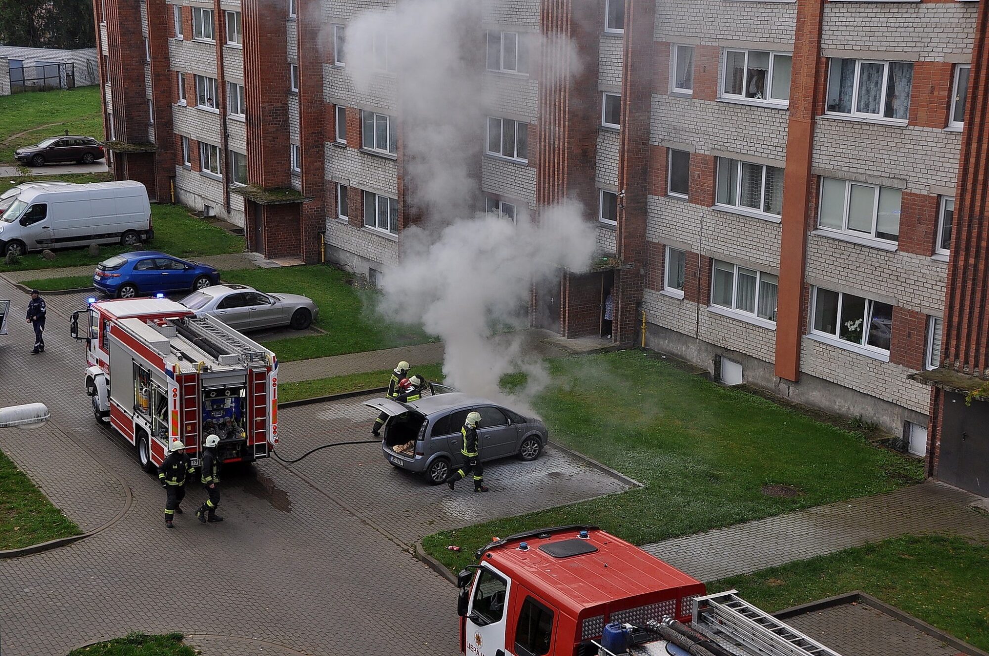 Aizdegas automašīna un sodrēji