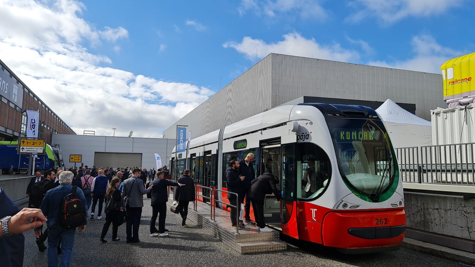 Jaunais Liepājas tramvaja vagons izstādīts lielākajā transporta un dzelzceļa nozares izstādē