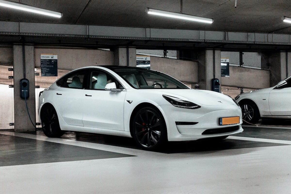 “Tesla” pārdošanas apjomi Eiropā janvārī un februārī sarukuši par 49%