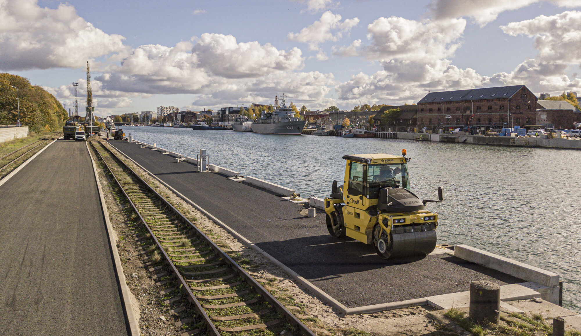 Liepājas ostā sākta pēdējā grants autoceļa posma asfaltēšana