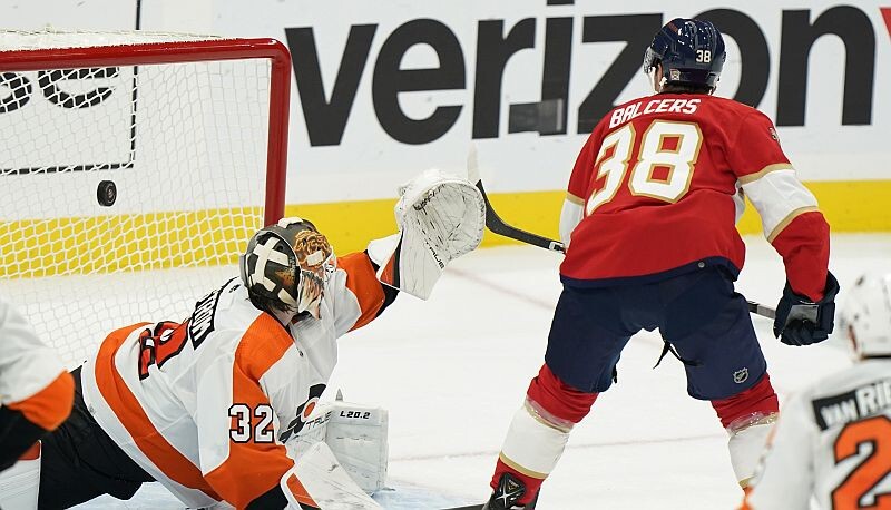 Balcers gūst pirmos vārtus šosezon, “Panthers” sagādā “Flyers” pirmo zaudējumu