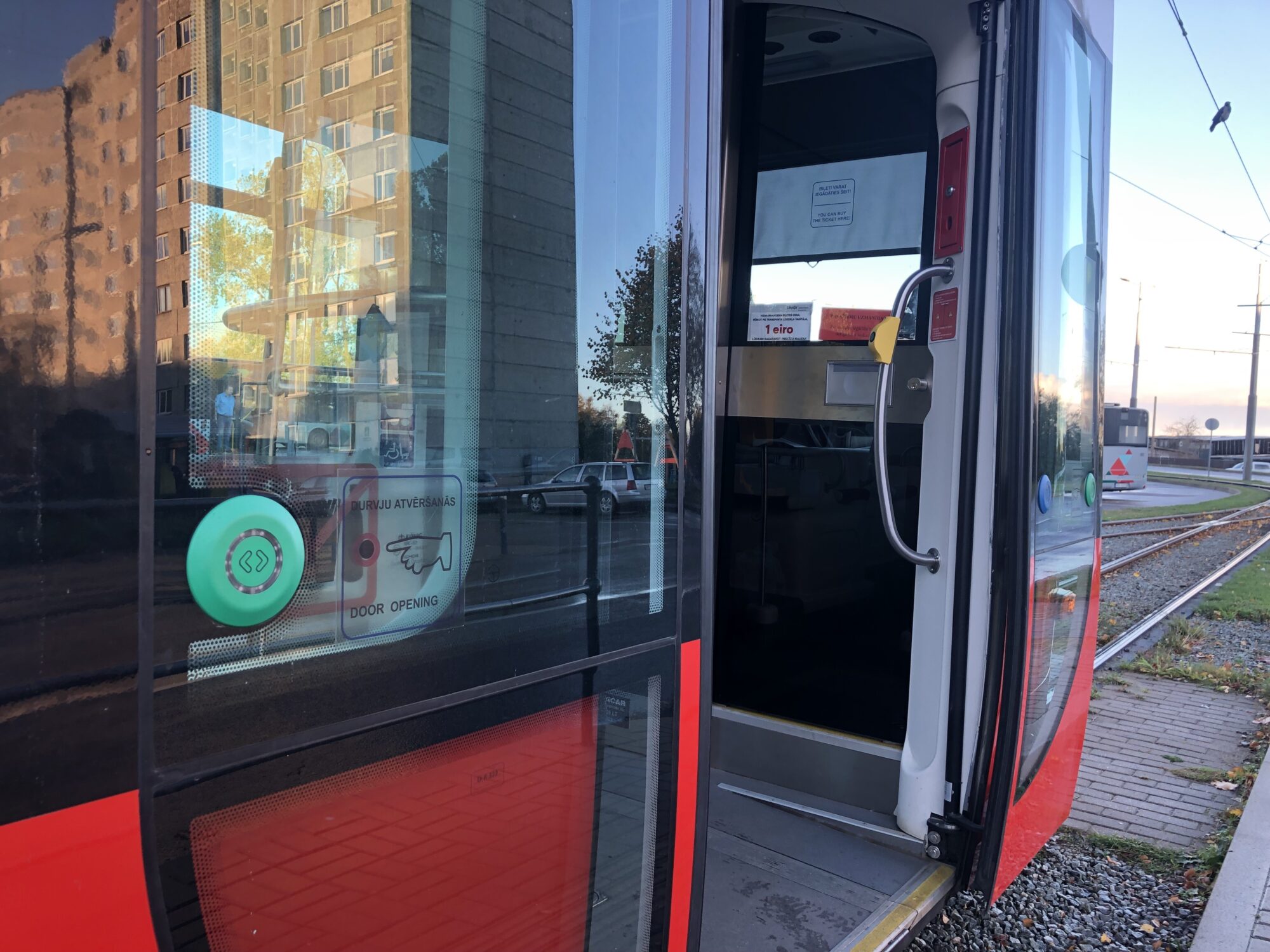 Turpmāk tramvajos durvis pasažieriem vērs pēc pieprasījuma