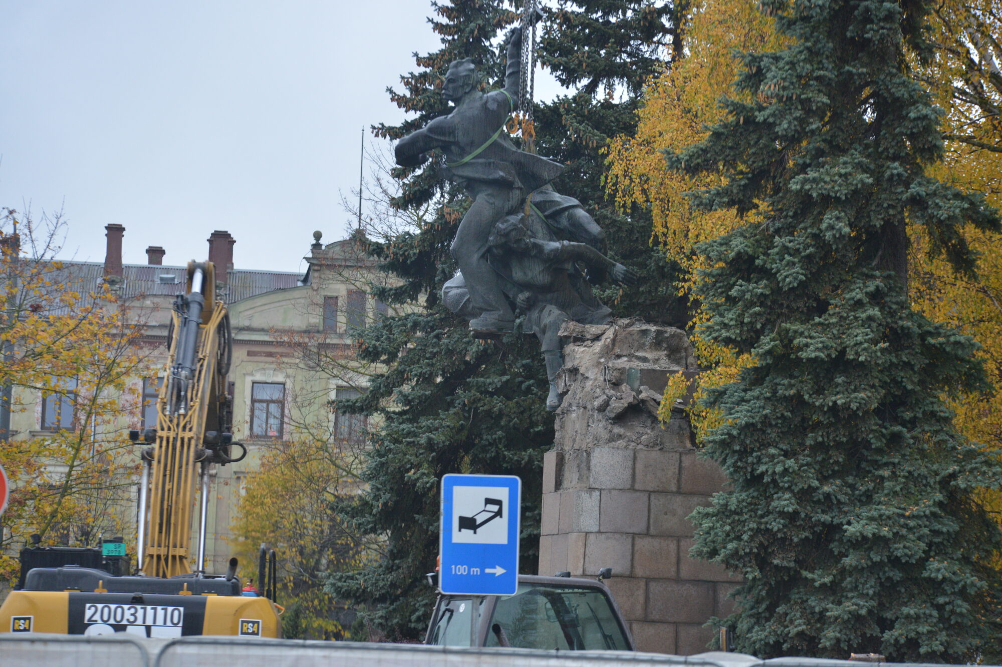 Foto un video: Demontēts Liepājas aizstāvju piemineklis