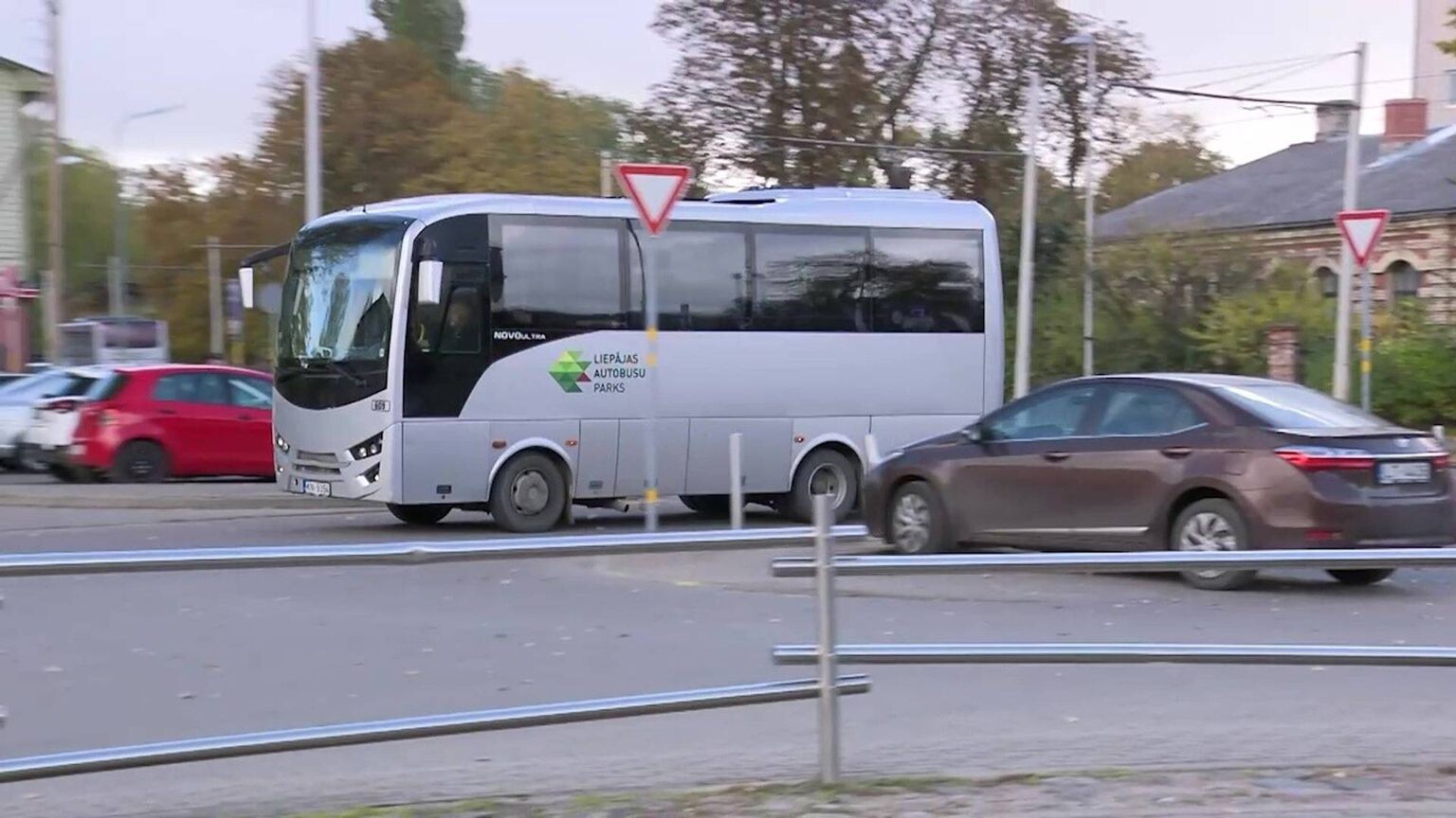 Liepājas pusē salūst autobuss, pasažierus atstāj  likteņa varā