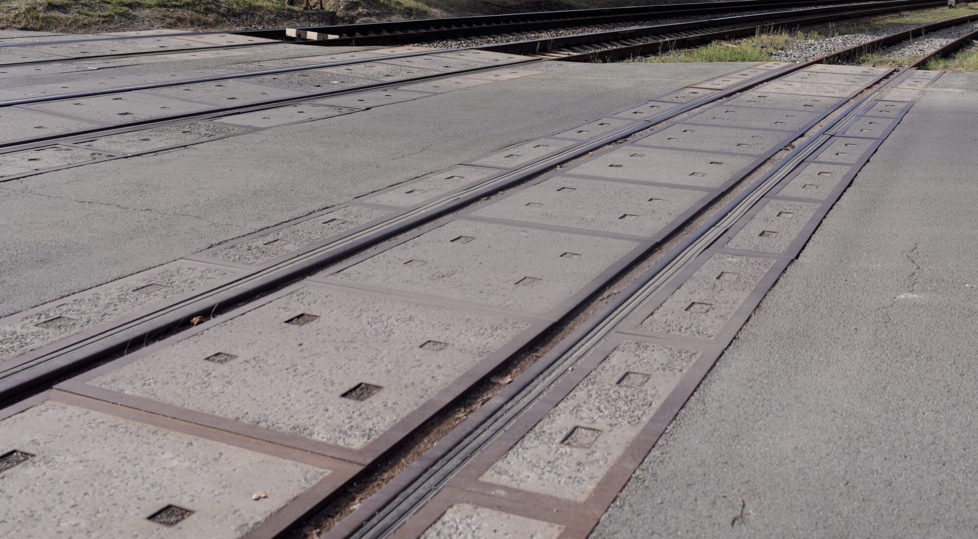 Ar lielgabarīta kravu sabojā sliedes un aptur tramvaju kustību