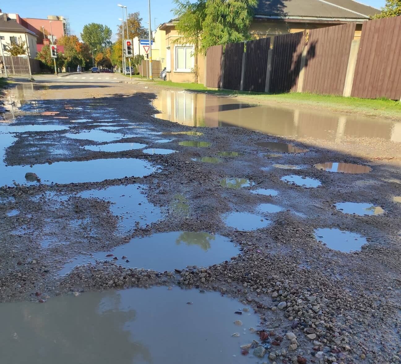Ezermalas aizspogulija atgriezusies. Sīkas un dziļas bedres mijas ar lielām peļķēm