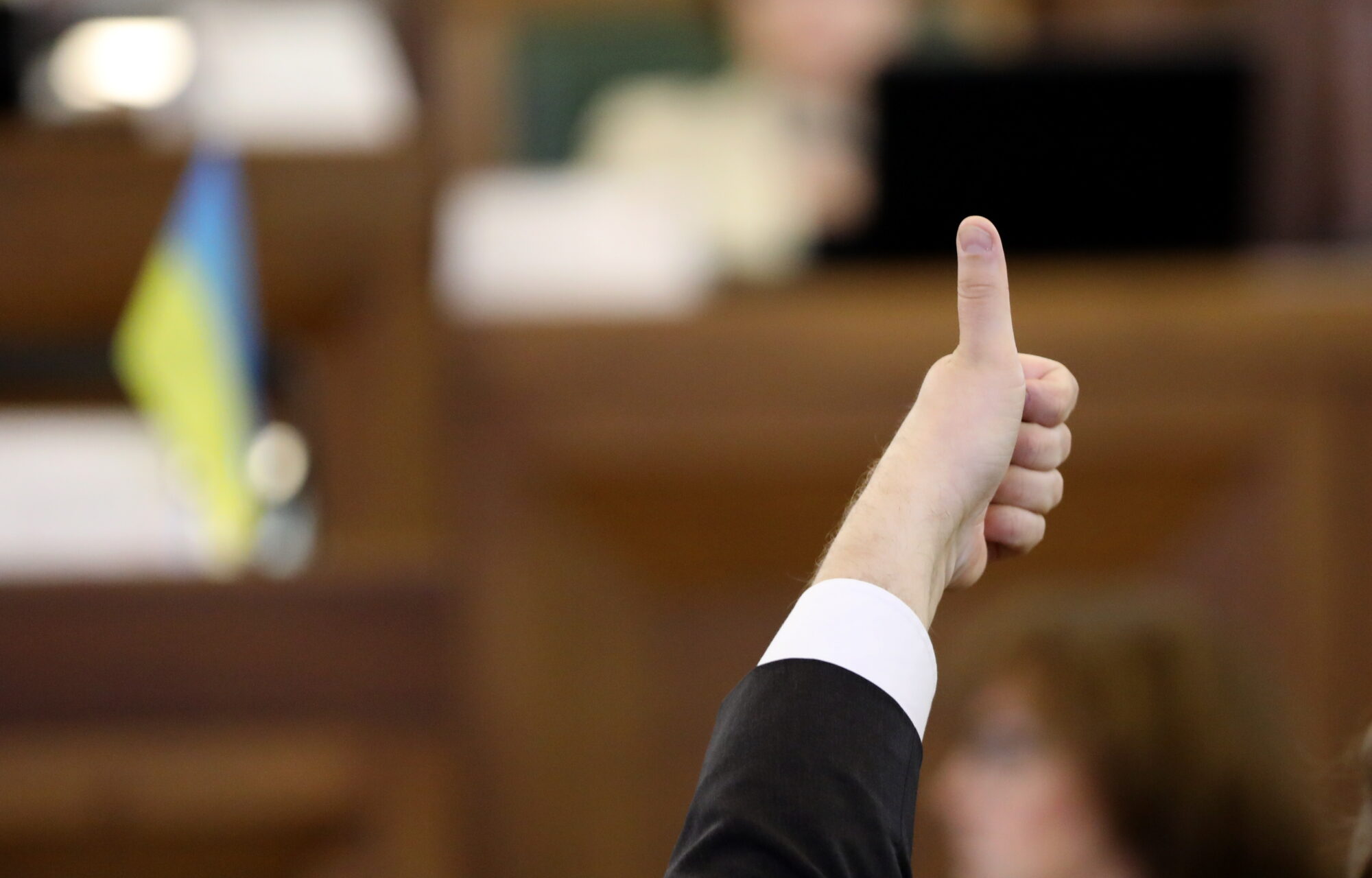 Deputāti pieņem tā dēvēto lobēšanas likumu