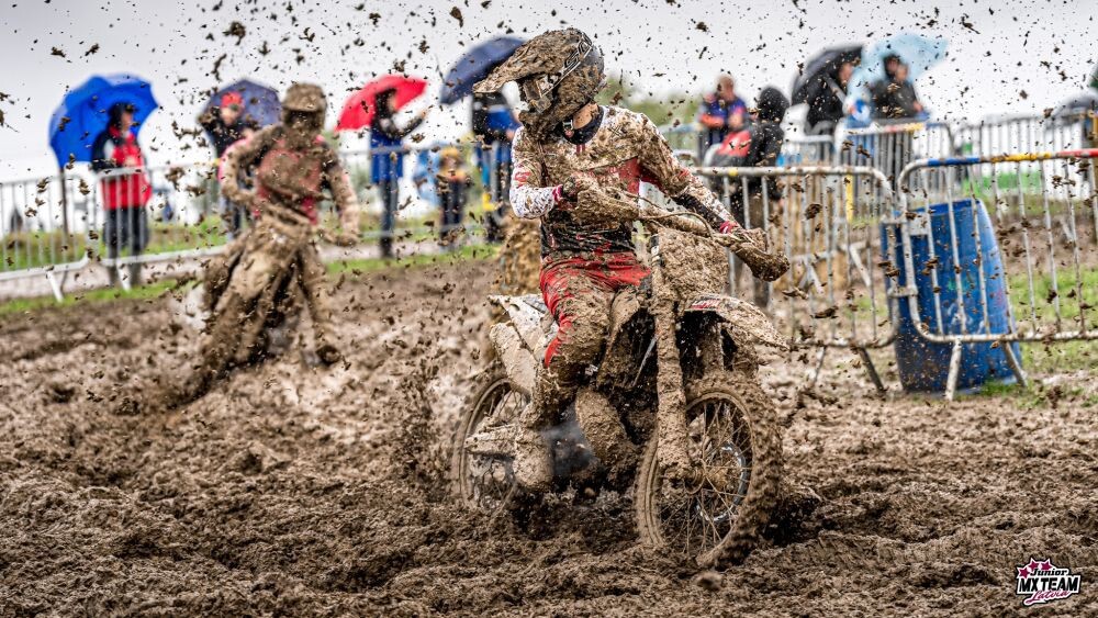 Latvijas junioru motokrosa izlase Beļģijas dubļos izcīna augsto ceturto vietu
