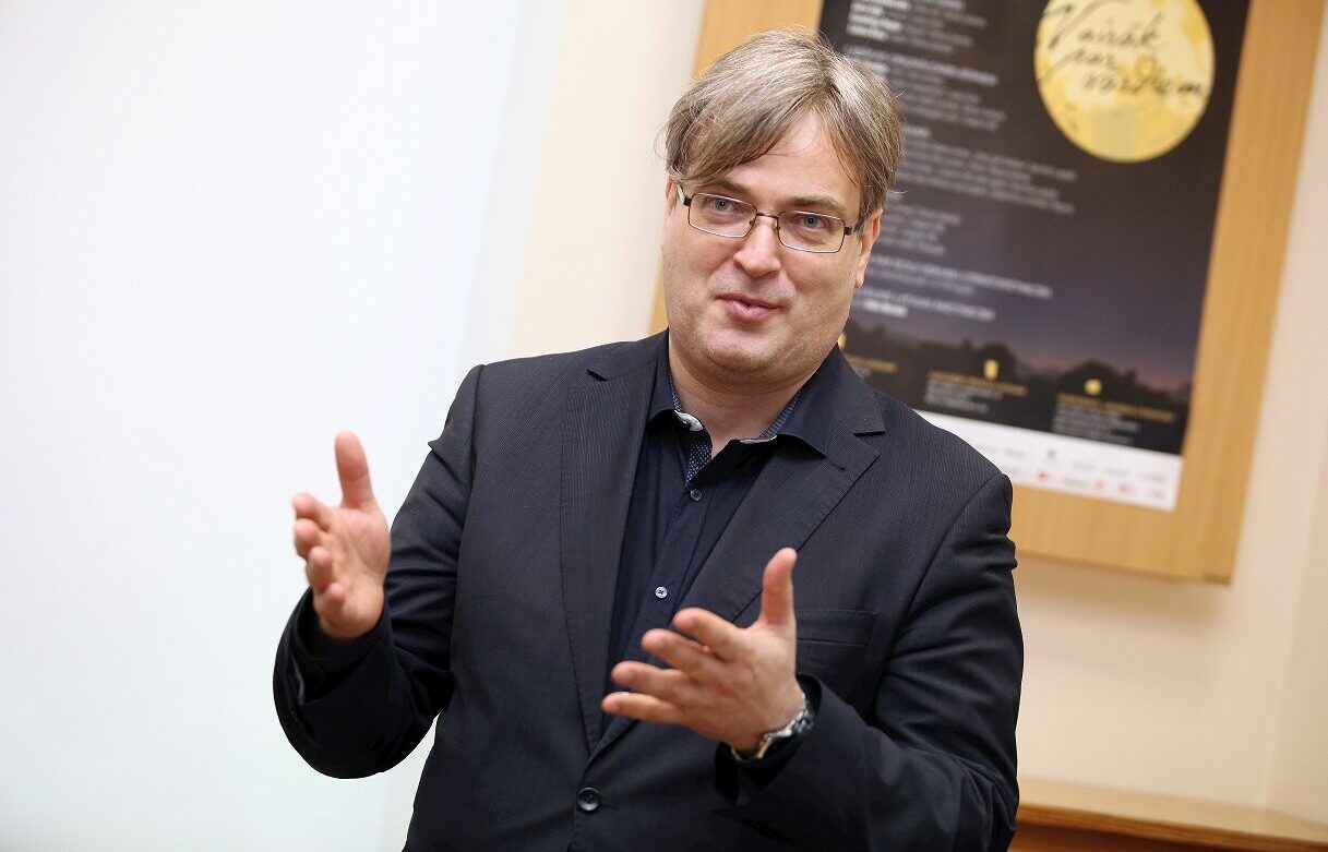 Bibliotēkā notiks saruna ar rakstnieku un kultūras žurnālistu Arno Jundzi